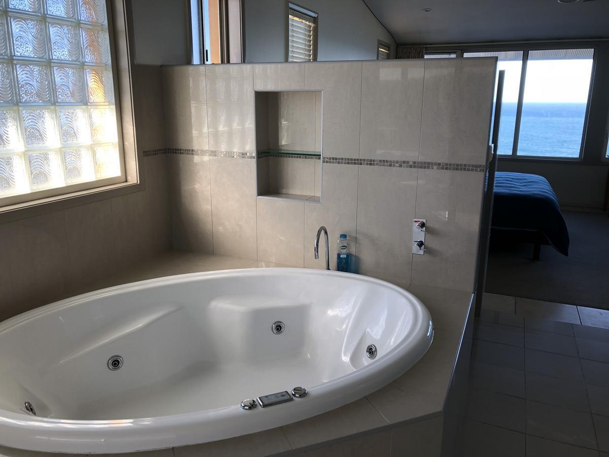 Oceanscape Luxury Beachfront Villas Скотс Хед Стая снимка
